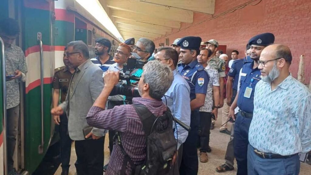 স্বস্তির ট্রেনযাত্রা, স্টেশনে তদারকিতে রেলসচিবসহ কর্মকর্তারা