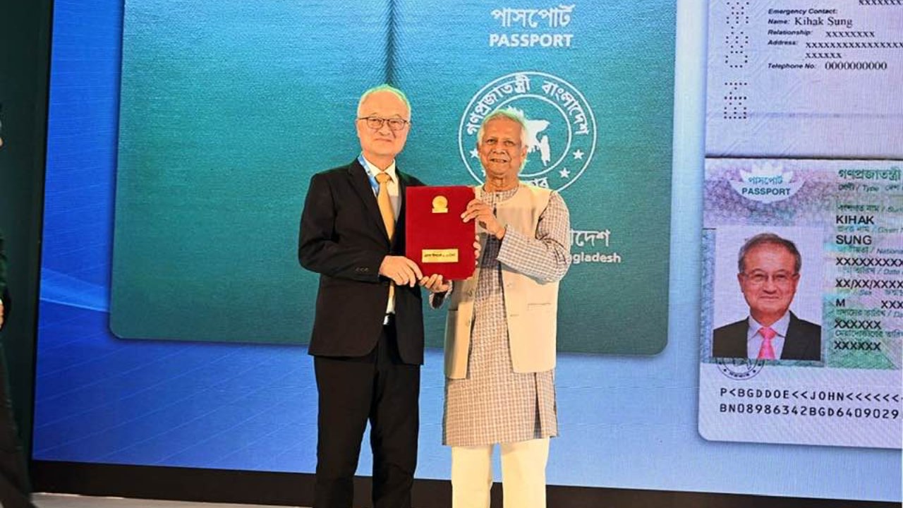 বিনিয়োগ সম্মেলনে ইয়ংওয়ান প্রধানকে সম্মানসূচক নাগরিকত্ব দিল বাংলাদেশ